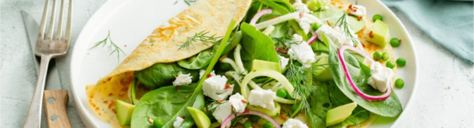 Kruidige pannenkoeken met geitenkaas en groene salade