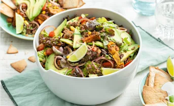 Burrito salade met tortilla chips uit de oven