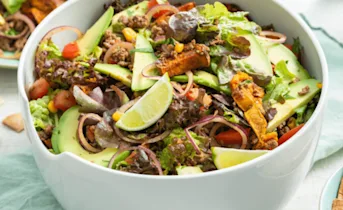 Burrito salade met tortilla chips uit de oven