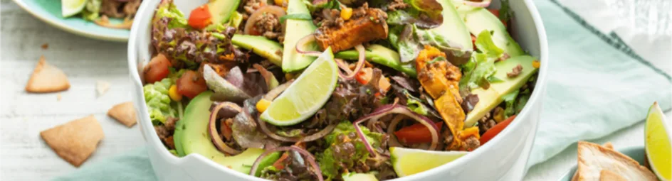 Burrito salade met tortilla chips uit de oven