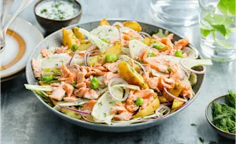 Frisse aardappelsalade met pulled salmon
