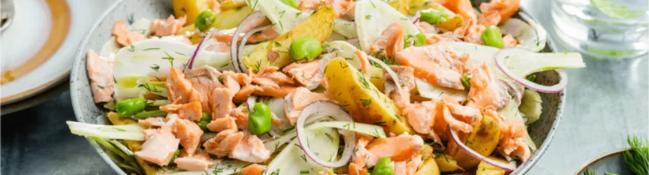 Frisse aardappelsalade met pulled salmon