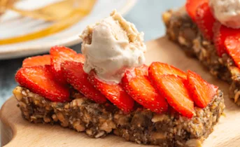 Dadel-aardbei taartjes met ijs