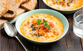 Kokos-linzensoep met tomatenbrood
