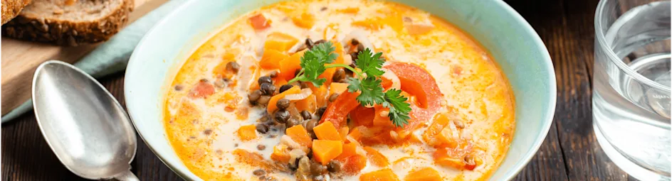 Kokos-linzensoep met tomatenbrood