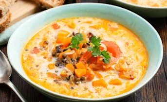 Kokos-linzensoep met tomatenbrood