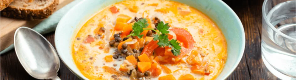 Kokos-linzensoep met tomatenbrood