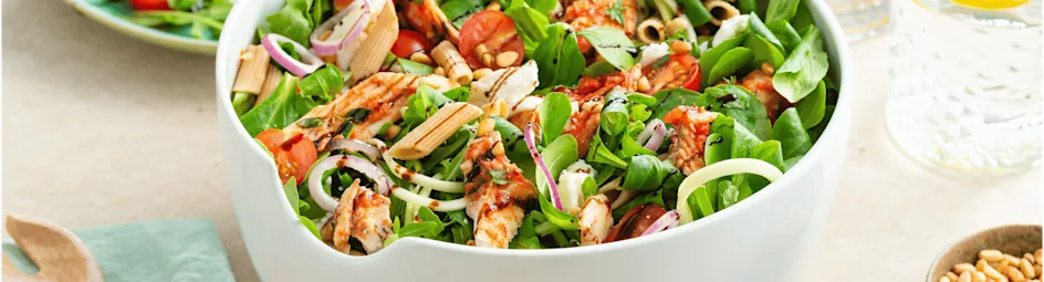 Maaltijdsalade met penne en scholfilet