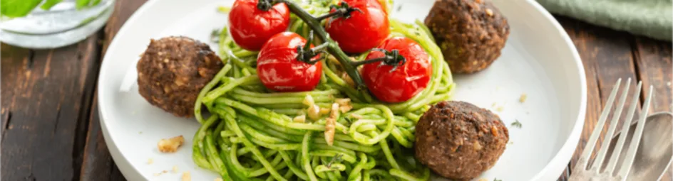 Spaghetti met walnoot-gehaktballetjes en spinaziesaus