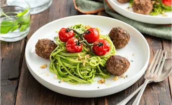 Spaghetti met walnoot-gehaktballetjes en spinaziesaus
