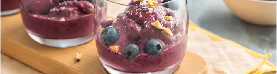 Blauwe bessen bananenijs