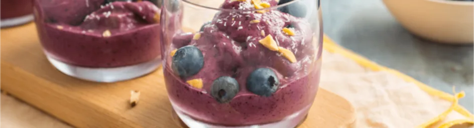 Blauwe bessen bananenijs