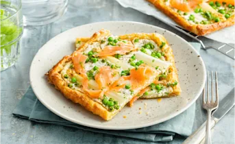 Romige aspergetaart met zalm en citroen