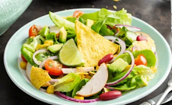 Mexicaanse maaltijdsalade met gerookte kip