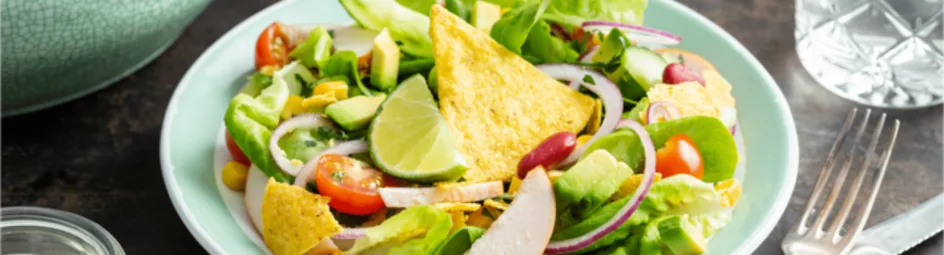 Mexicaanse maaltijdsalade met gerookte kip