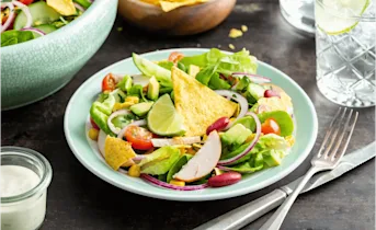Mexicaanse maaltijdsalade met gerookte kip