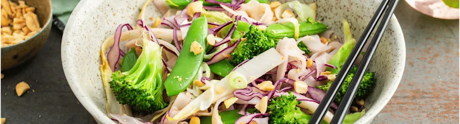 Noedelsalade met pittige pindasaus