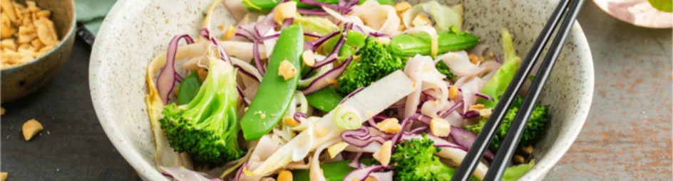 Noedelsalade met pittige pindasaus