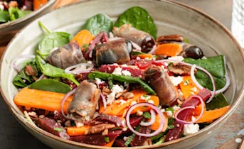 Spinaziesalade met spek en dadels