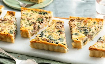 Quiche met andijvie, gekaramelliseerde ui en tonijn