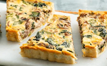 Quiche met andijvie, gekaramelliseerde ui en tonijn