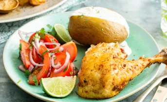 Kip op blik met een frisse tomatensalade