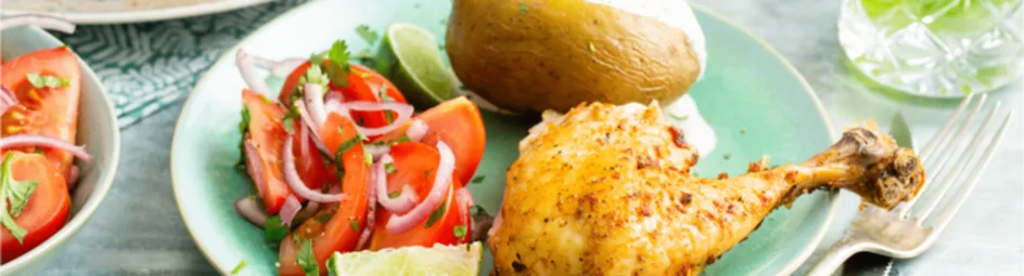Kip op blik met een frisse tomatensalade