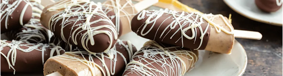 Koffie-banaan ijslollies met chocolade