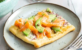 Zomerse pizza met gerookte zalm en avocado