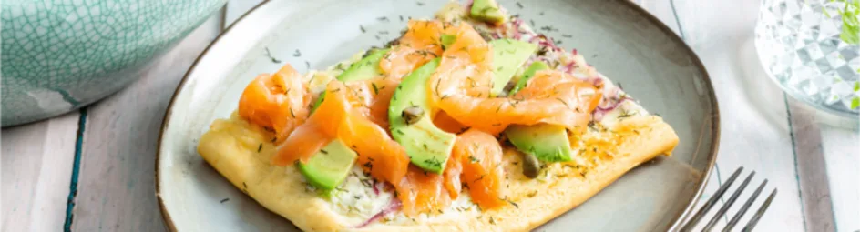 Zomerse pizza met gerookte zalm en avocado