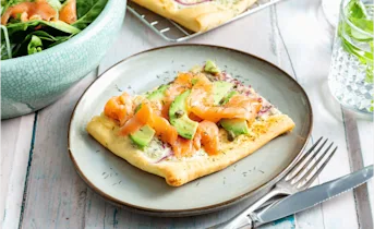 Zomerse pizza met gerookte zalm en avocado