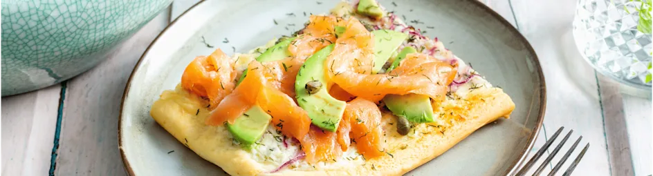 Zomerse pizza met gerookte zalm en avocado