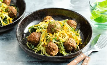 Vegetarische balletjes met 3 kleuren pasta