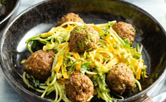 Vegetarische balletjes met 3 kleuren pasta