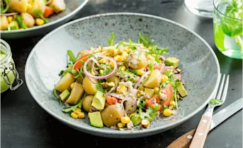 Aardappelsalade met makreel en avocado-dressing
