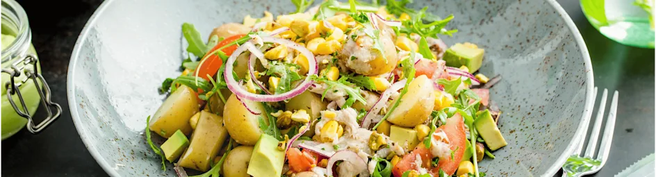 Aardappelsalade met makreel en avocado-dressing