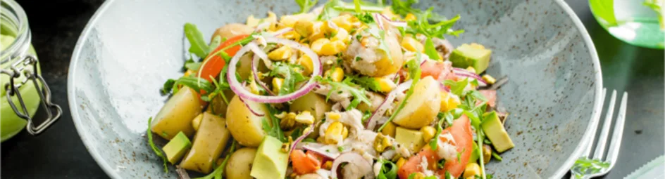 Aardappelsalade met makreel en avocado-dressing