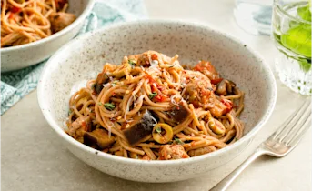 Spaghetti met worst en aubergine
