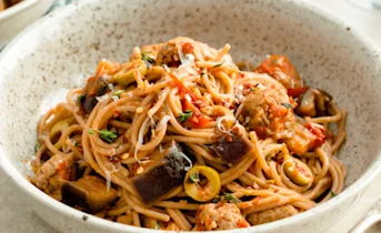 Spaghetti met worst en aubergine