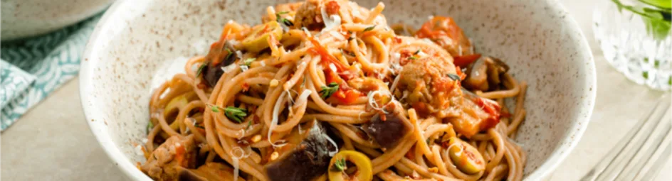 Spaghetti met worst en aubergine