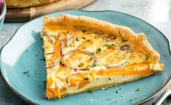 Romige quiche met wortel en rode ui