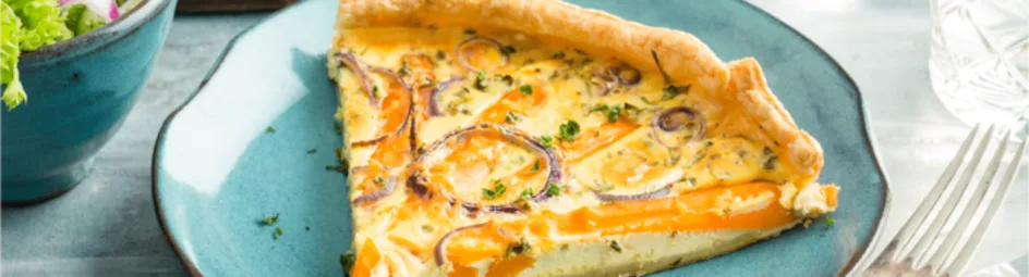 Romige quiche met wortel en rode ui