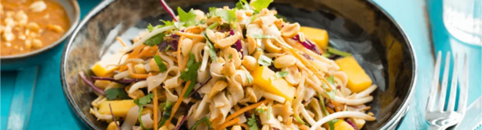 Frisse Thaise noedelsalade met pinda-dressing