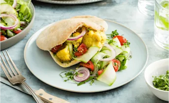 Pitabroodjes met kerrie-bloemkool en hummus