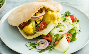 Pitabroodjes met kerrie-bloemkool en hummus