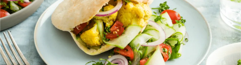 Pitabroodjes met kerrie-bloemkool en hummus