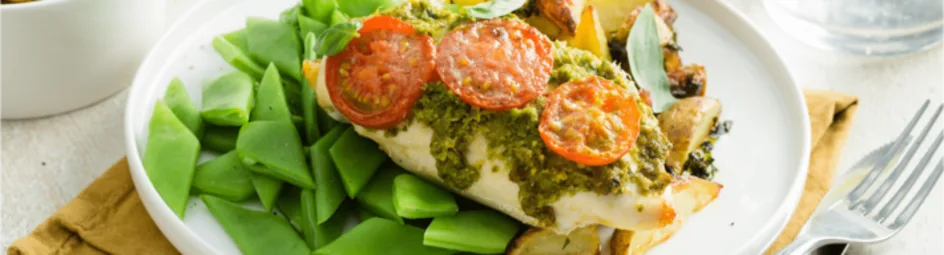 Kip pesto-parmezaan met kruidige aardappelpartjes