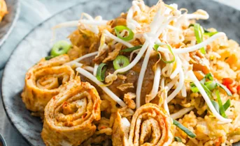 Nasi met pittige omeletreepjes en satésaus