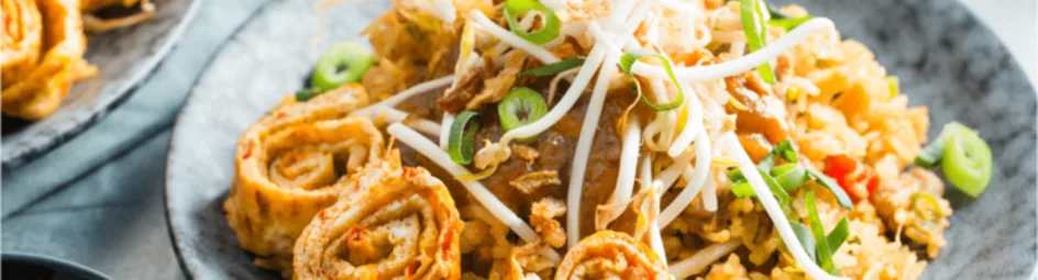 Nasi met pittige omeletreepjes en satésaus