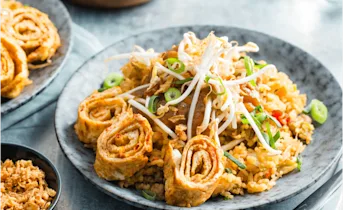 Nasi met pittige omeletreepjes en satésaus